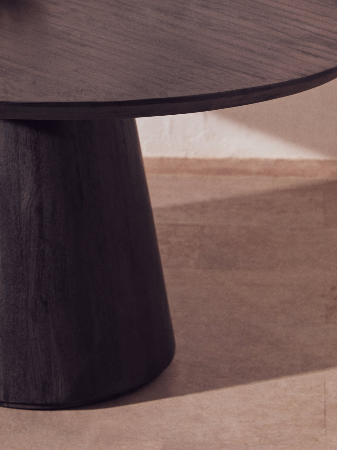 Thrush Oval Mango Wood Black Finish Dining Table