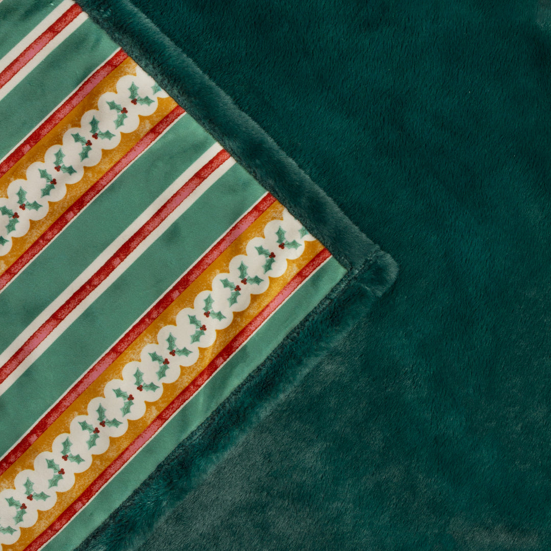 All Wrapped Up 130x180 Throw Emerald/Red - image 4