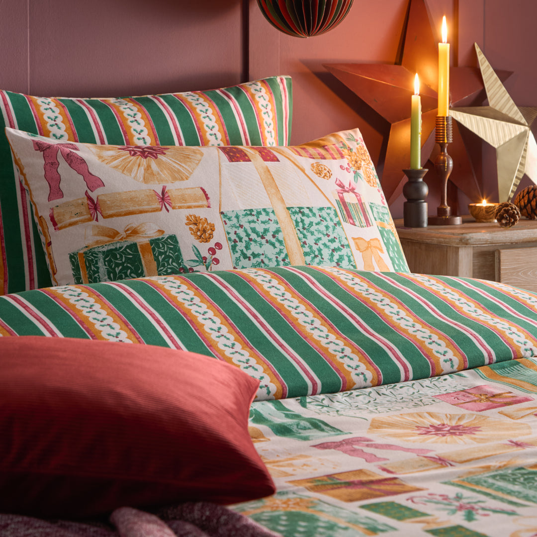 All Wrapped Up King Size Duvet Set Emerald/Red - image 3
