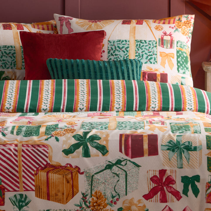 All Wrapped Up King Size Duvet Set Emerald/Red - image 4
