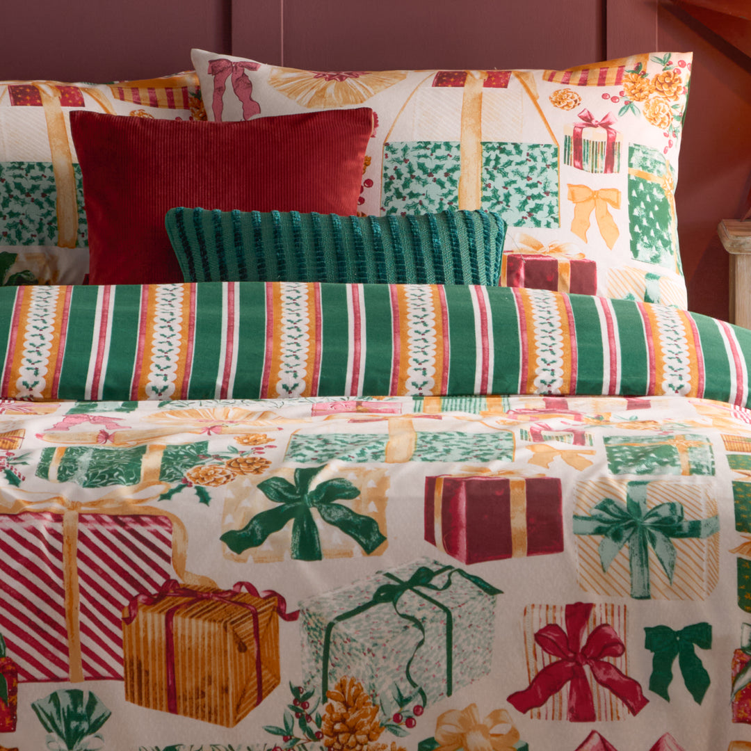 All Wrapped Up Super King Duvet Set Emerald/Red - image 4