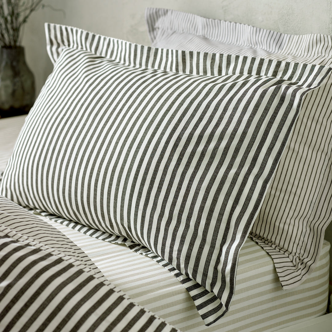 Hebden King Size Duvet Set Black - image 4