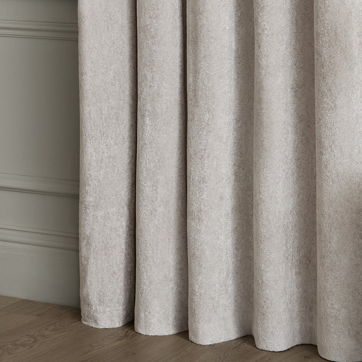 Lustre Velvet 168x229 Eyelet Curtains Silver - image 5