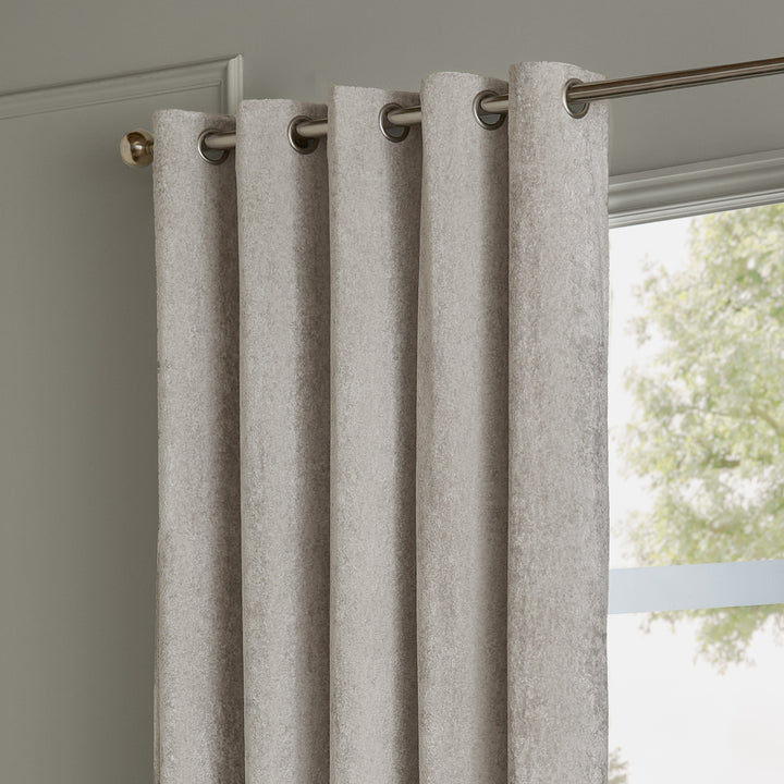 Lustre Velvet 117x183 Eyelet Curtains Silver - image 3